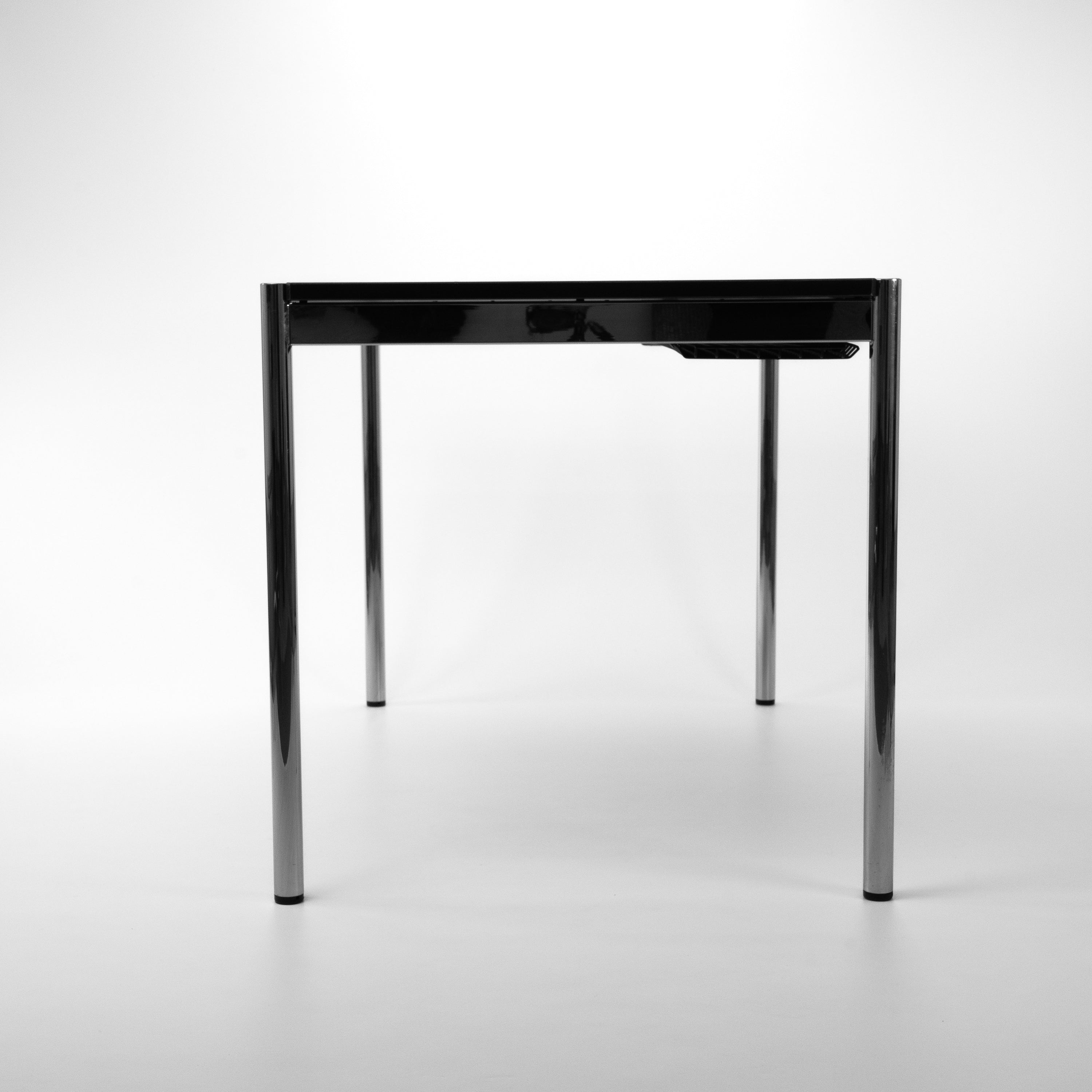 Schreibtisch175x75-Vitra-BZustand-Gestell-Chrom-Platte-SchwarzFenix-02.jpg
