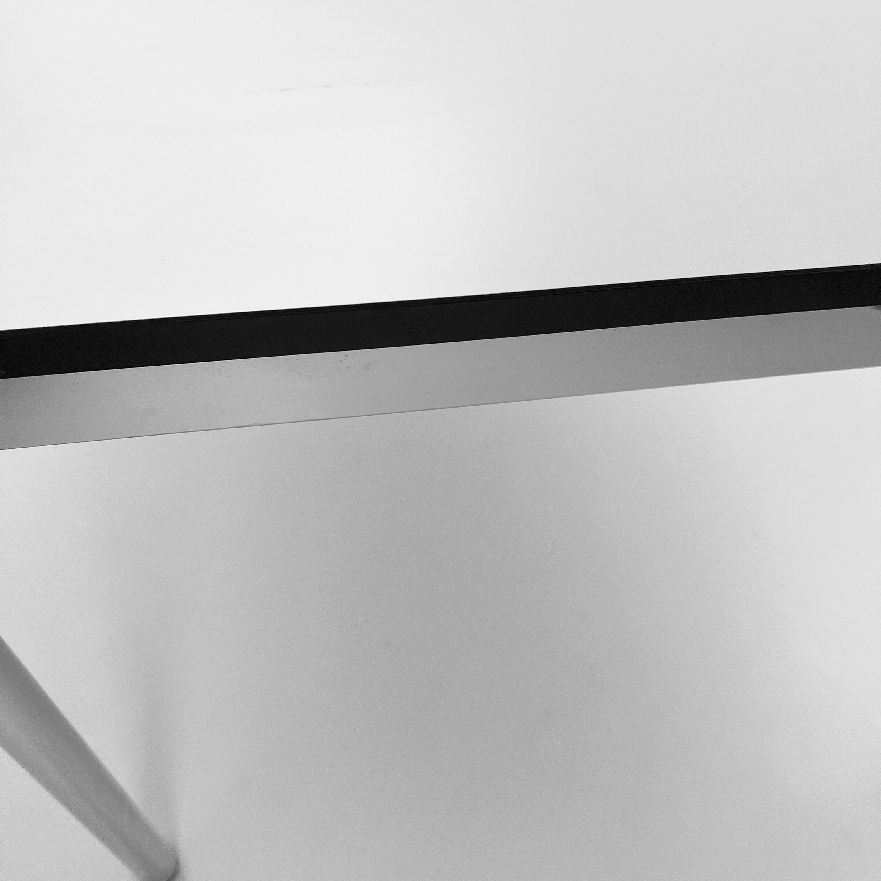 Schreibtisch175x75-Vitra-CZustand-Gestell-Chrom-Platte-Weiss-02.jpg