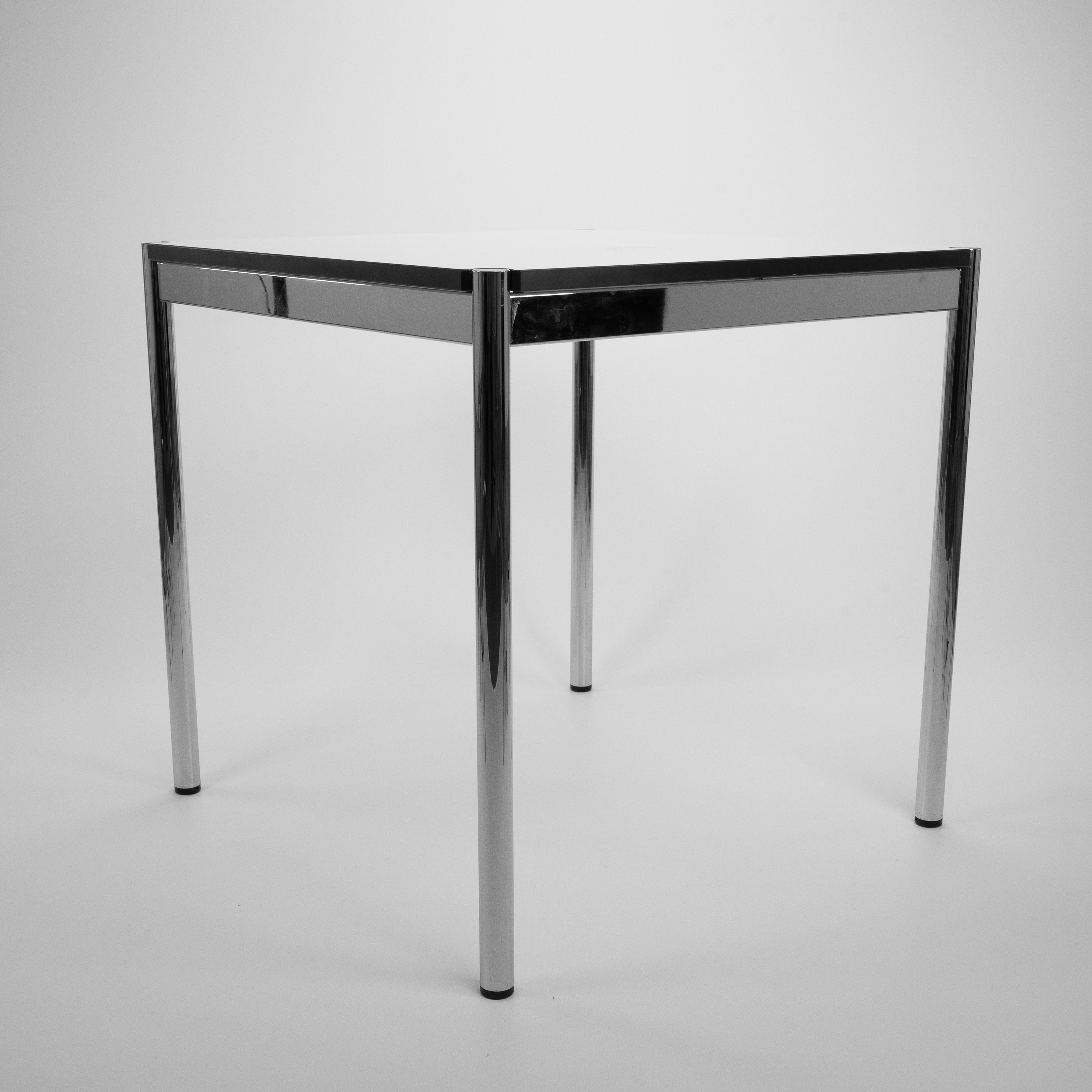 Schreibtisch75x75-Vitra-CZustand-Gestell-Chrom-Platte-Weiss-01.jpg