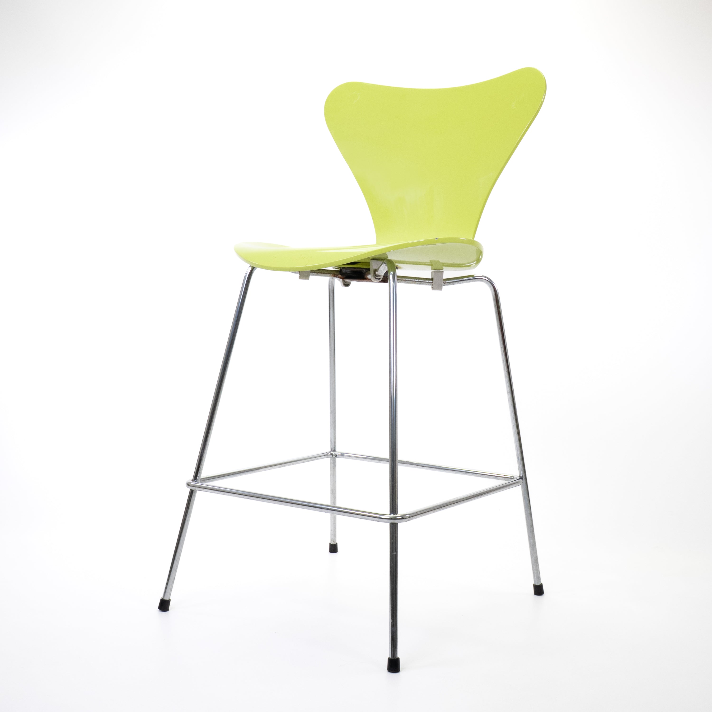 Serie7Barhocker-FritzHansen-CZustand-Gestell-Chrom-Sitzschale-Gruen-01.jpg