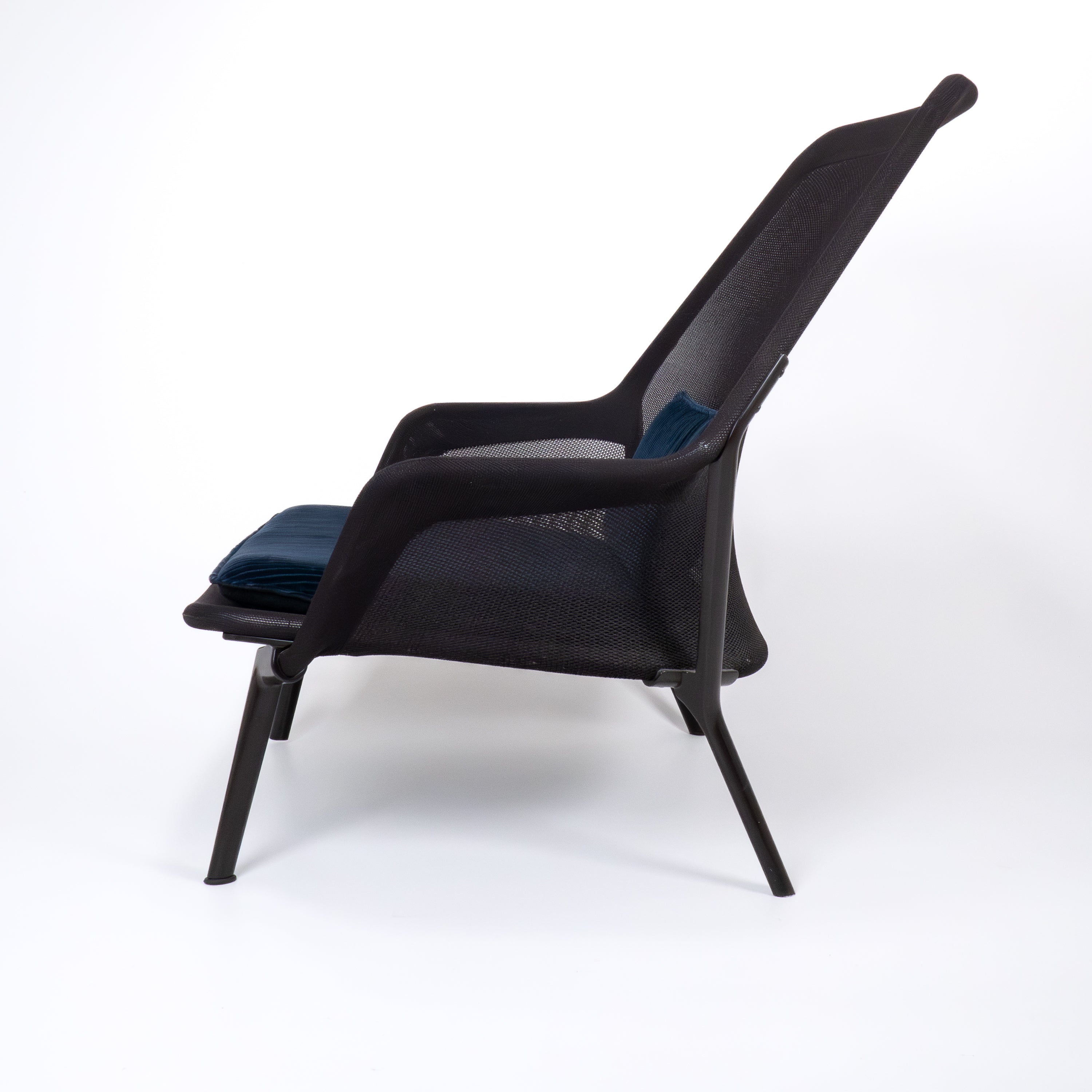 SlowChair-Vitra-CordBlue-B-Zustand-02.jpg