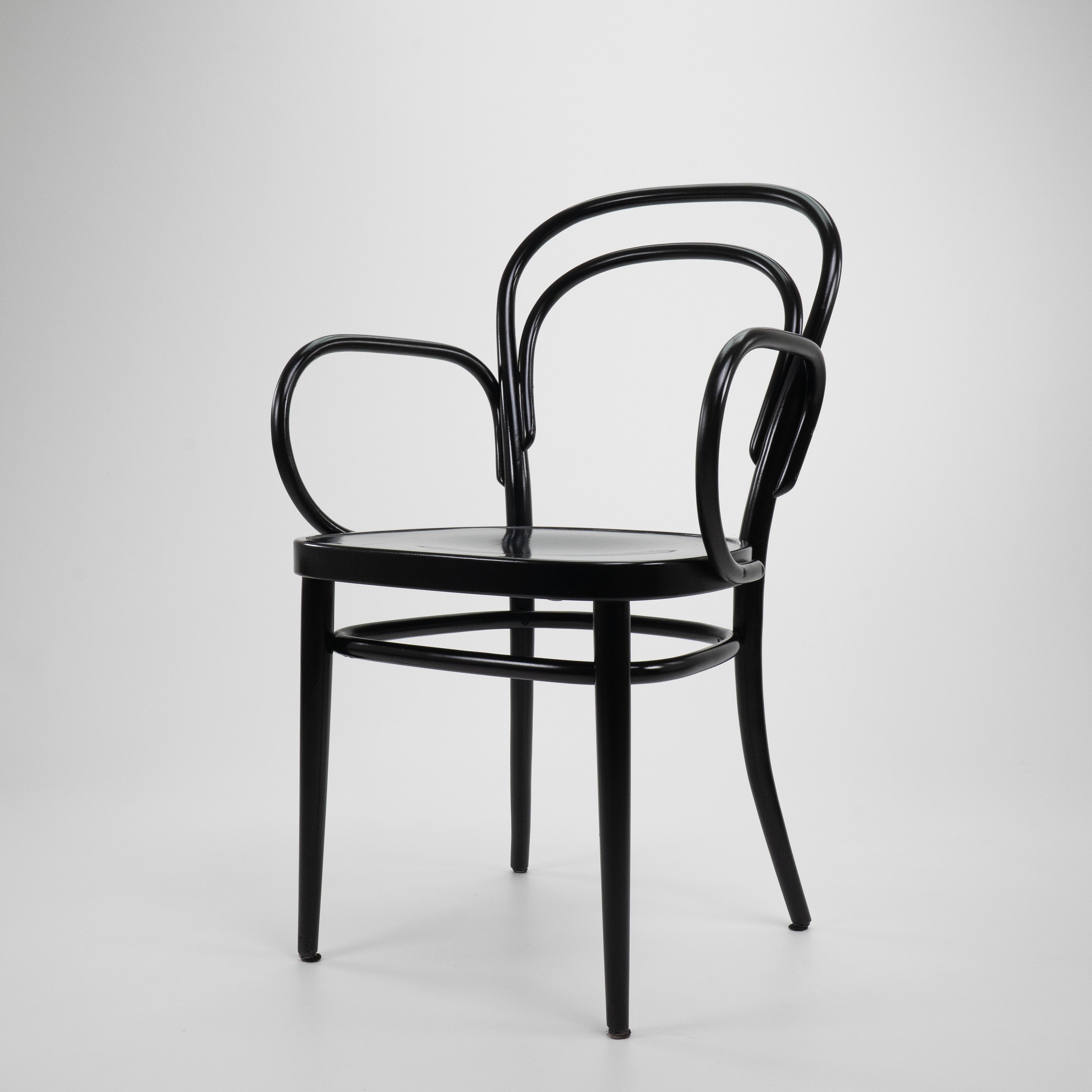 Thonet-214-MitArmlehnen-Schwarz-01.jpg