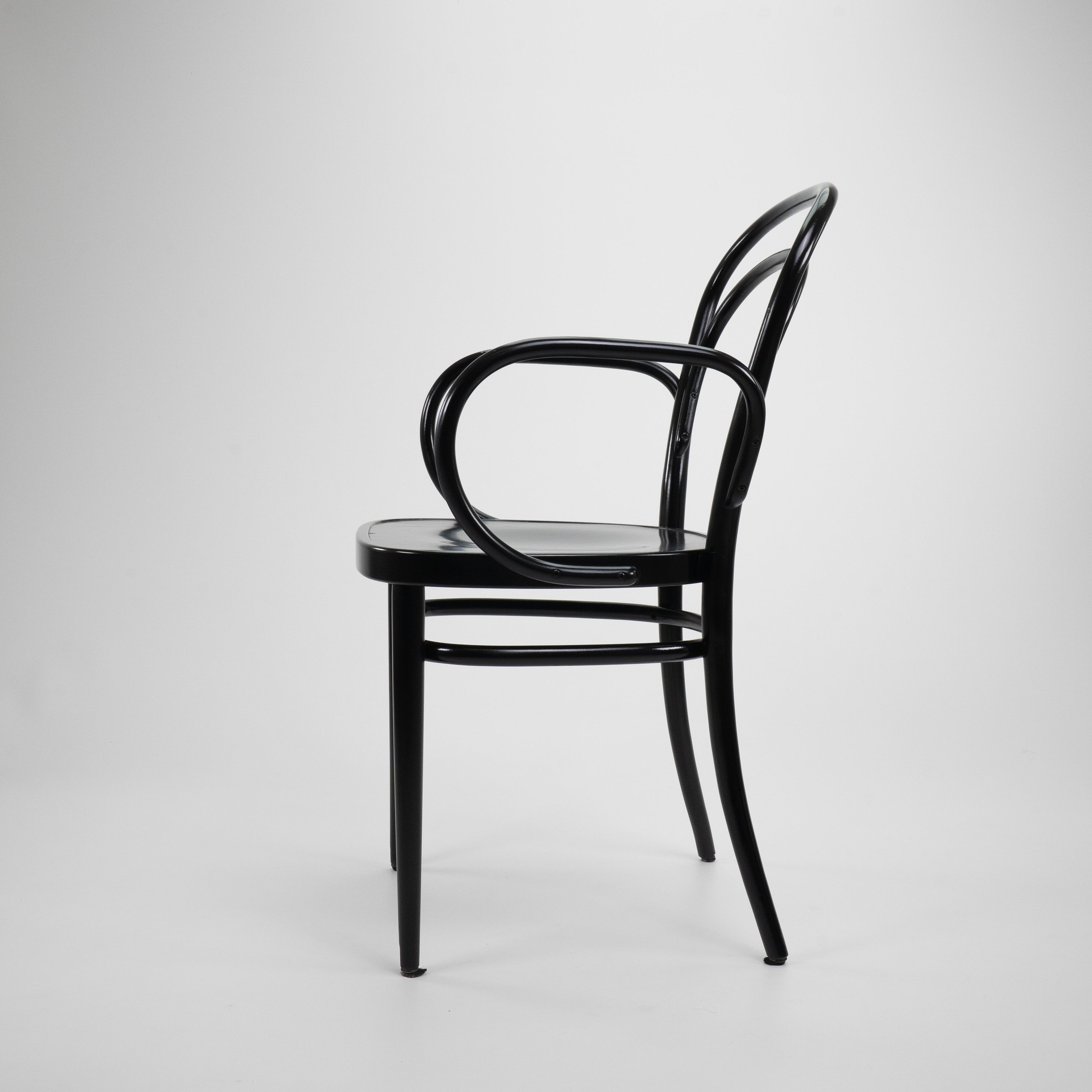 Thonet-214-MitArmlehnen-Schwarz-02.jpg