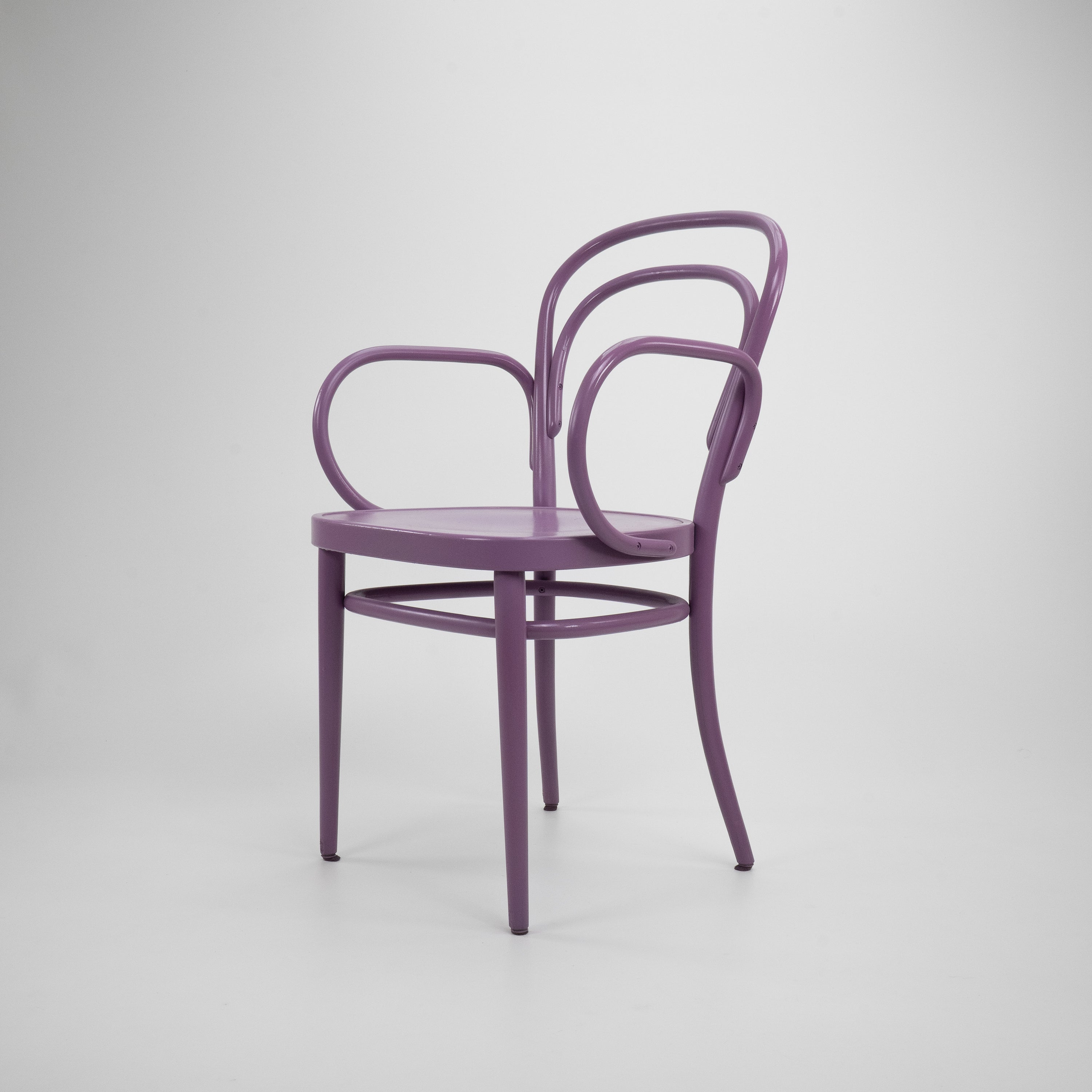 Thonet-214-MitArmlehnen-Violet-01.jpg