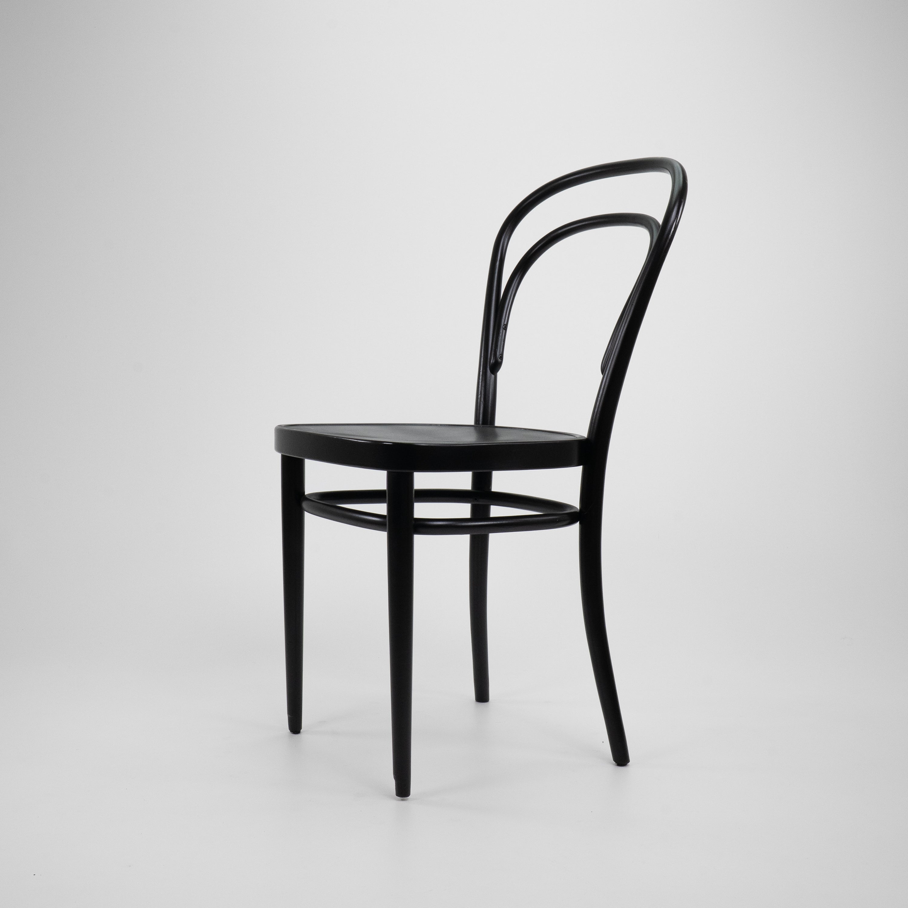 Thonet-214-OhneArmlehnen-Schwarz-01.jpg