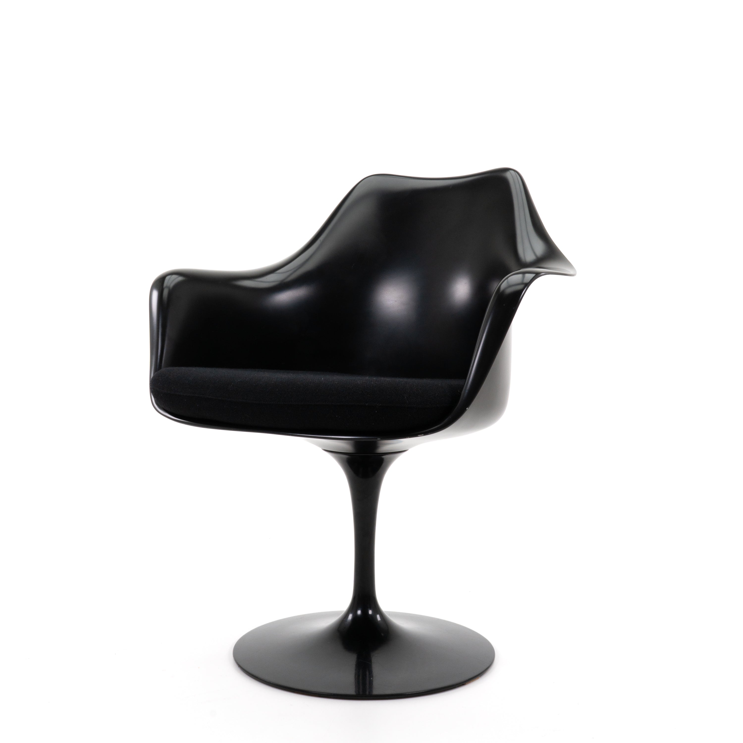 TulipArmChair-KnollInternational-BZustand-GestellSchwarz-KissenStoffSchwarz-01.jpg