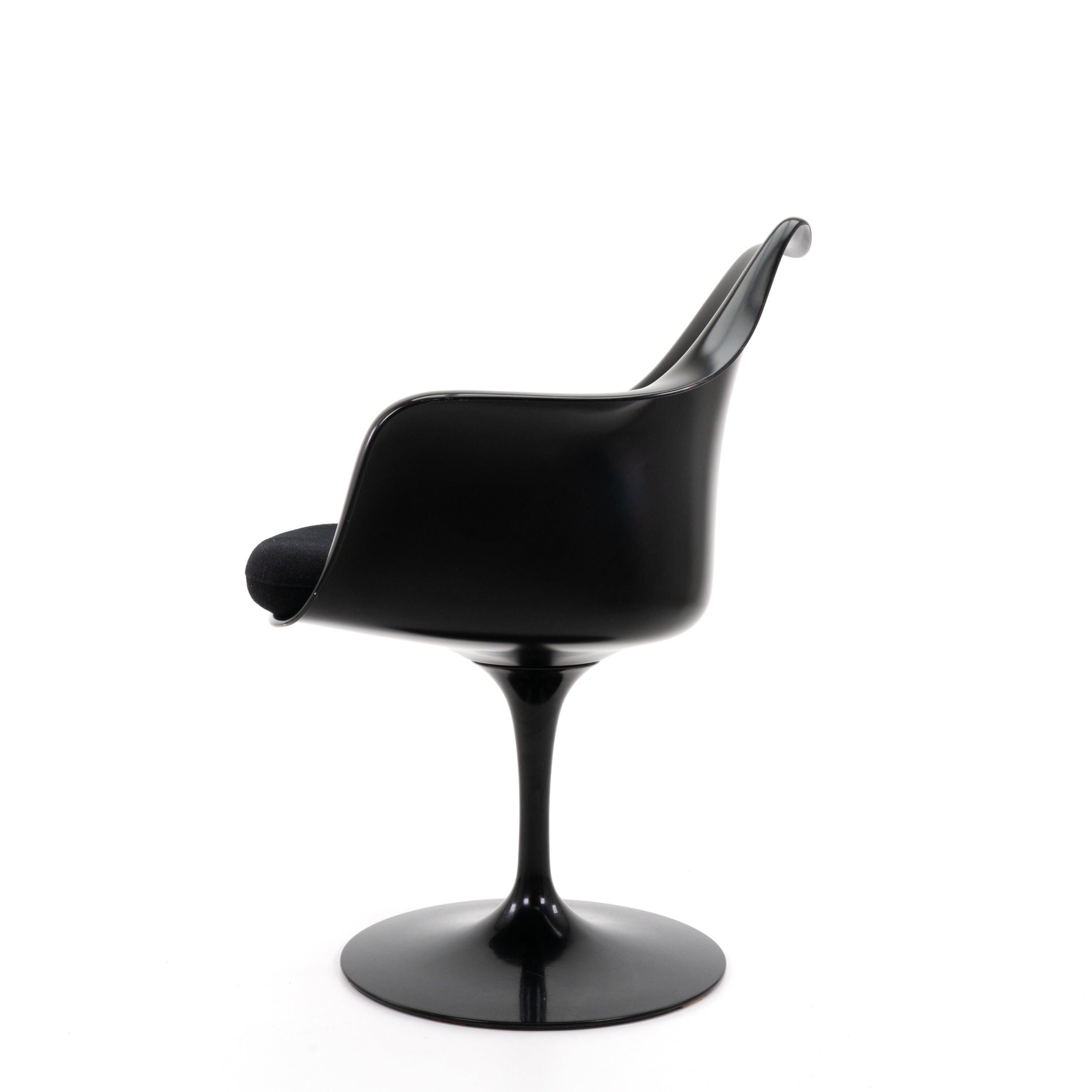 TulipArmChair-KnollInternational-BZustand-GestellSchwarz-KissenStoffSchwarz-02.jpg