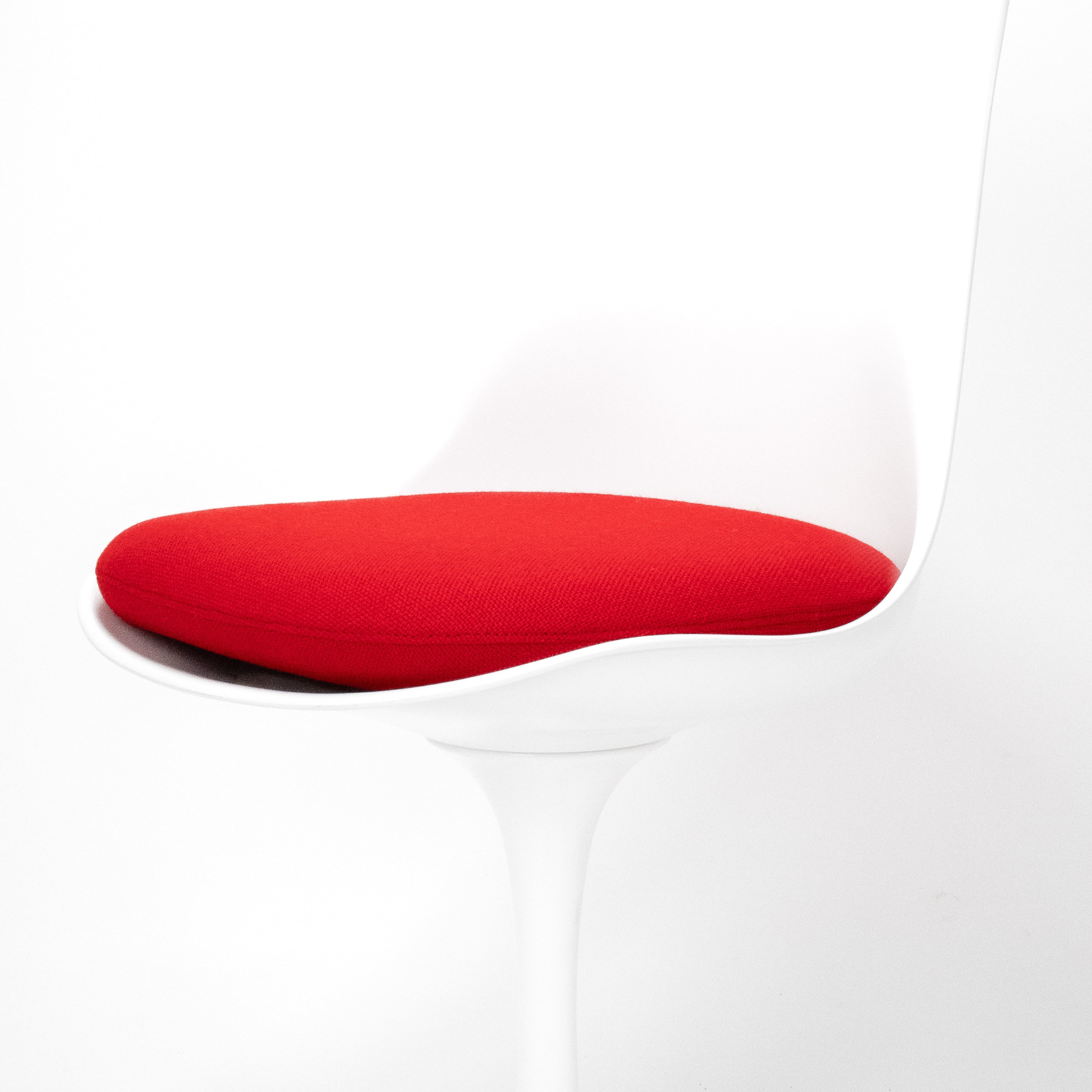 TulipChairKissen-PatinaBerlin-NachKundenwunsch-Variante-DiningChair-Bezug-Rot-01.jpg