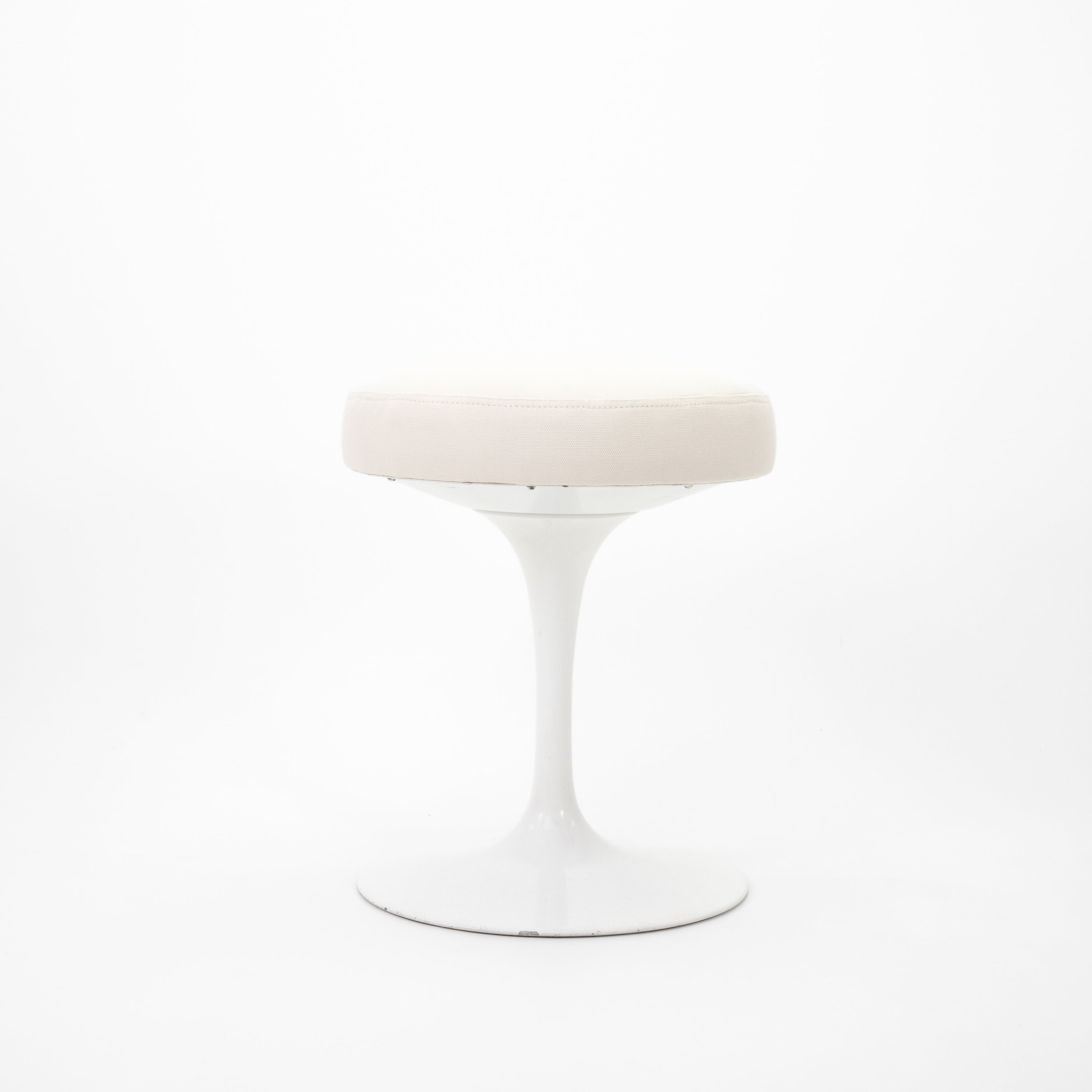 TulipHocker-KnollInternational-CZustand-Gestell-Weiss-Bezug-Off-White-01.jpg