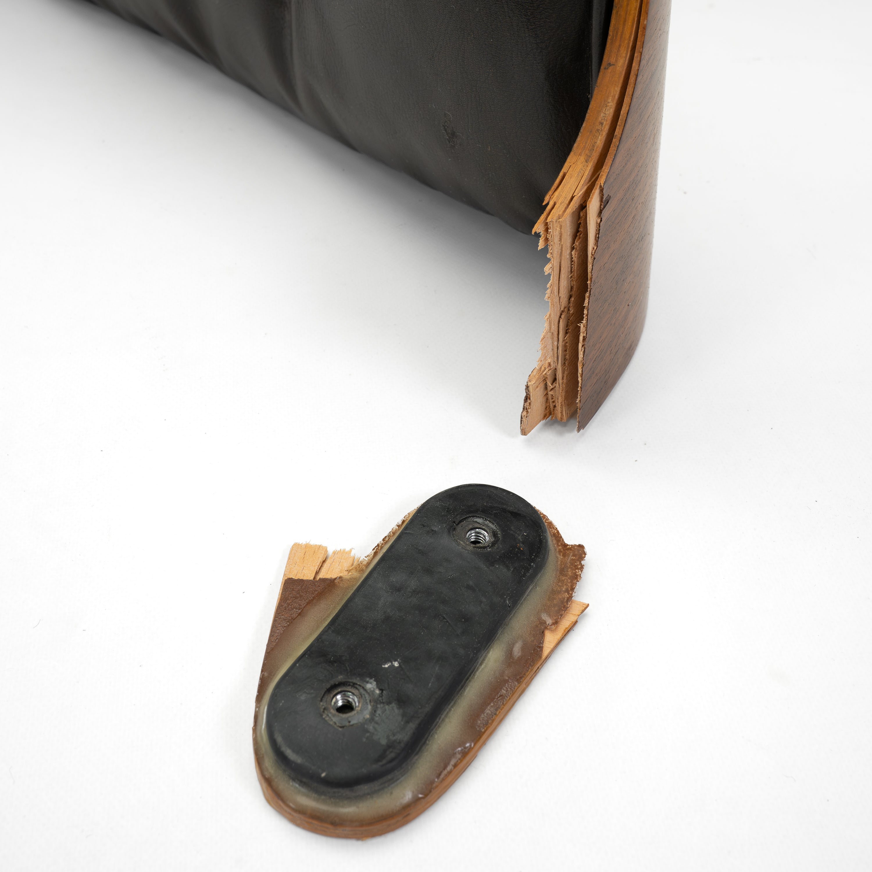 Typische_Schaeden-_Holz_beschaedigt_-_Lounge_Chair_Reperatur_1x1_d60659fc-253c-4364-859f-214afef09e38.jpg